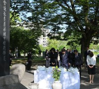 윤 대통령-기시다 총리, 히로시마 한국인 원폭희생자 위령비 참배