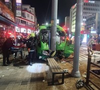 부산서 마을버스가 승용차·전봇대 들이받아…6명 중경상